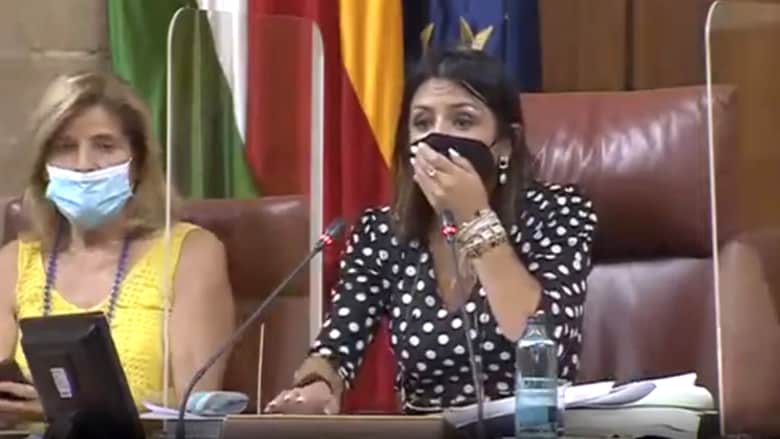 شاهد حالة من الفوضى تعم قاعة برلمان في إسبانيا.. والسبب فأر
