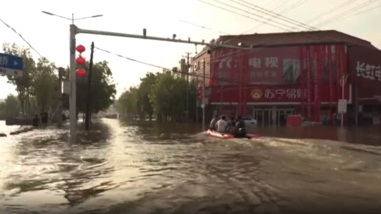 شاهد.. فيضانات كارثية تقتل العشرات وتدمر آلاف المنازل في الصين