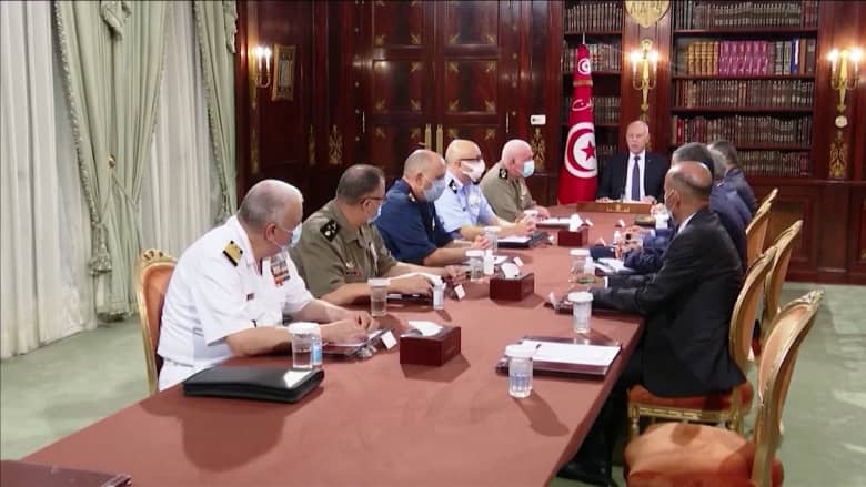 وصف بالانقلاب.. قيس سعيد يقيل رئيس وزراء تونس ويجمّد البرلمان