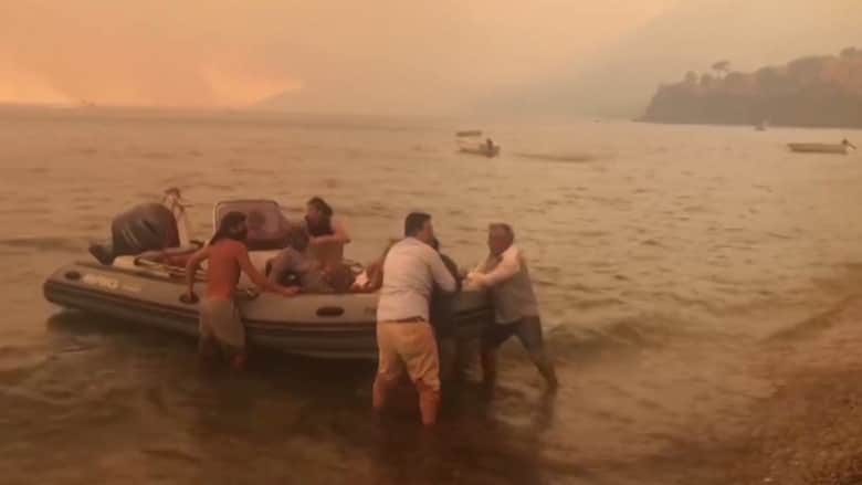 في تركيا.. هرب المئات من منتجع سياحي شهير بالقوارب مع اندلاع حرائق الغابات