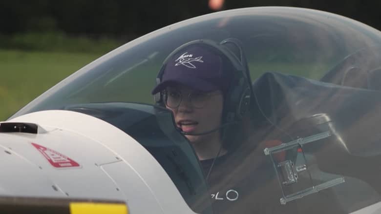 شابة تستعد لتكون أصغر امرأة تطير بمفردها حول العالم