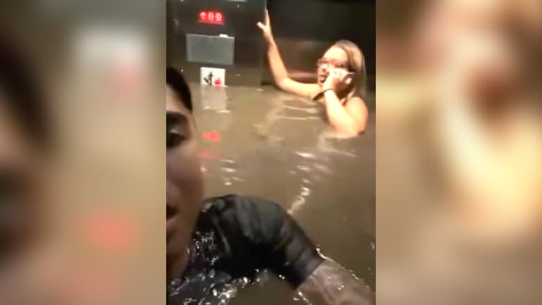 فيديو جنوني.. أصدقاء يعلقون داخل مصعد متعطل مع وصول مياه الفيضانات إلى أعناقهم
