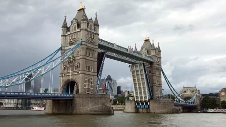 طوابير من السيارات والمشاة.. خلل فني يتسبب بترك جسر لندن الشهير عالقًا دون إغلاق