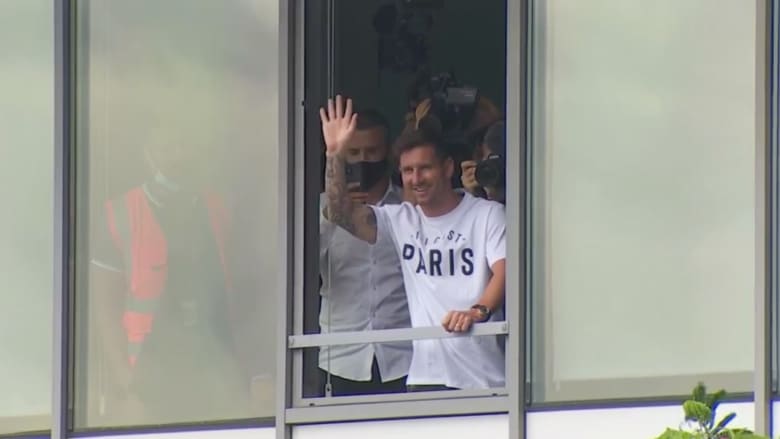 شاهد لحظة وصول ميسي إلى فرنسا وسط هتافات جماهير باريس سان جيرمان
