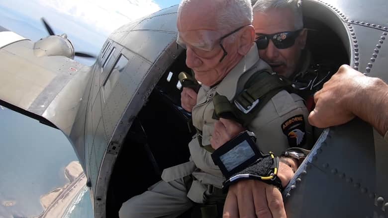 جندي من الحرب العالمية الثانية يقفز من طائرة في عيد ميلاده الـ100