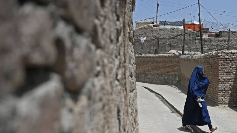استمع إلى استغاثة سيدة أفغانية يائسة مع هجوم طالبان عليهم في كابول