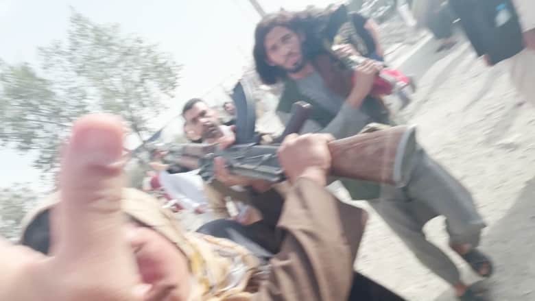 شاهد.. مقاتلو طالبان يواجهون بعدائية مراسلة CNN أثناء تصوير تقرير بأفغانستان
