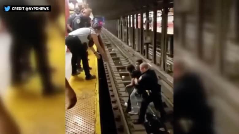 فيديو مثير لشرطي يقفز على قضبان المترو لنجدة رجل فقد الوعي قبل وصول القطار