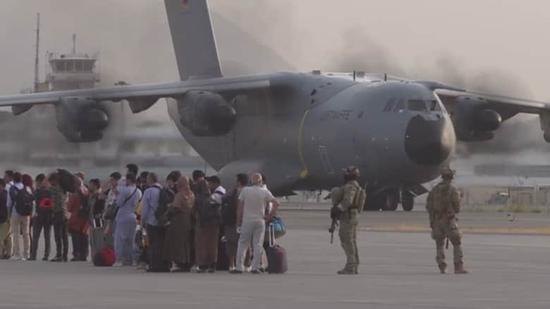 إجلاء 10 آلاف أفغاني من مطار كابول وسط عملية تسارع محفوفة بالمخاطر
