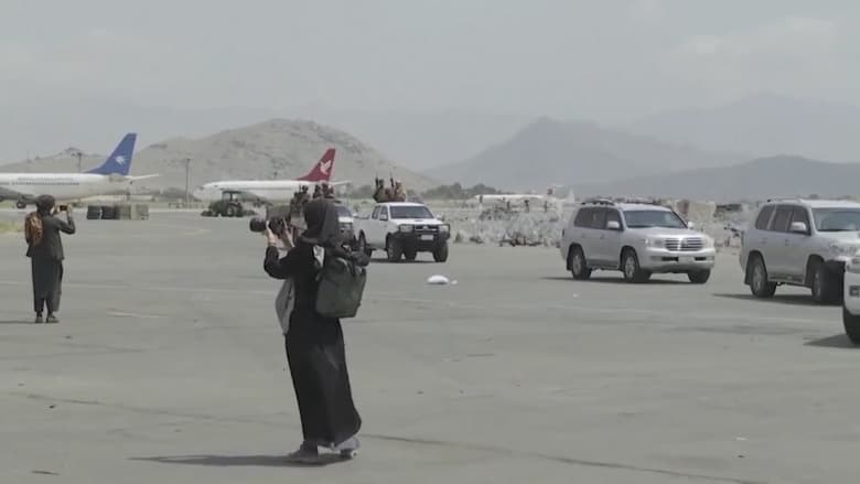 شاهد.. لحظة دخول طالبان مطار كابول