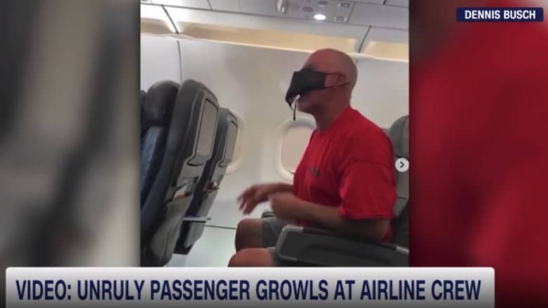 رجل يصدر صوتًا غريبًا على متن طائرة أمريكية.. لماذا فعل ذلك؟