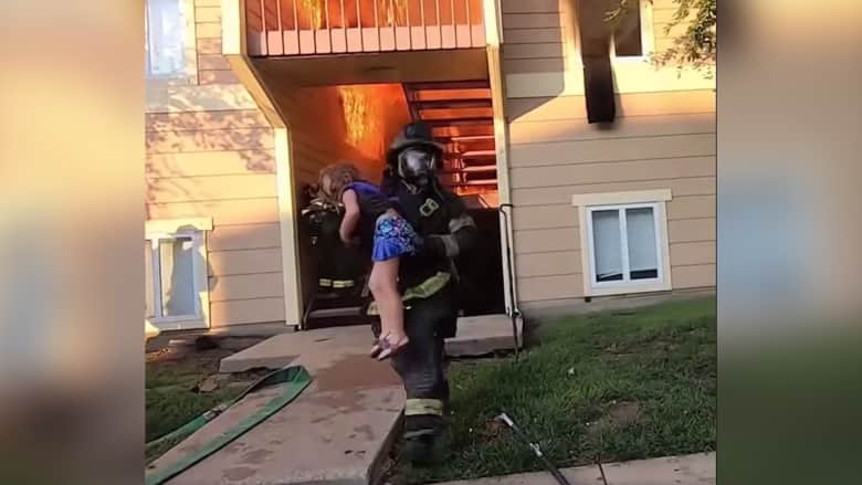 فيديو درامي يظهر لحظات مثيرة لرجال إطفاء ينقذون طفلة من شقة محترقة