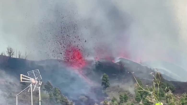 شاهد تصوير لحظات اندفاع الحمم البركانية من فوهة بركان إسباني ثائر