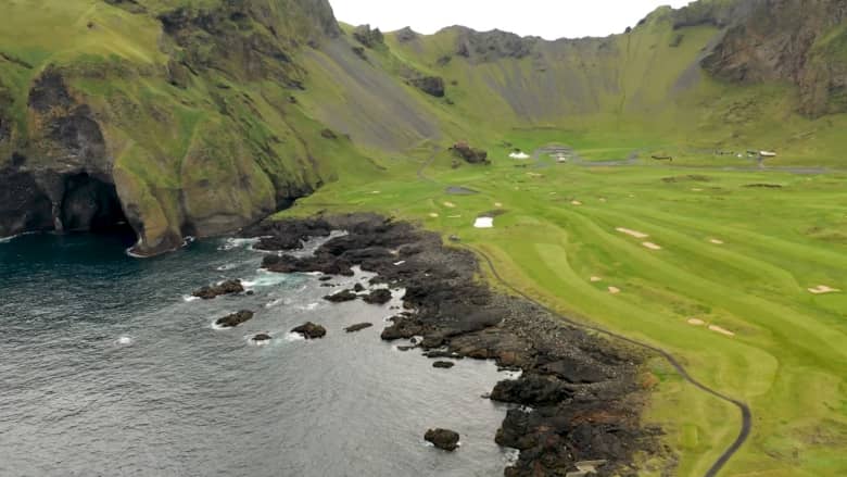 لماذا يتدفق الزوار من كل أنحاء العالم إلى ملعب الغولف هذا في أيسلندا؟