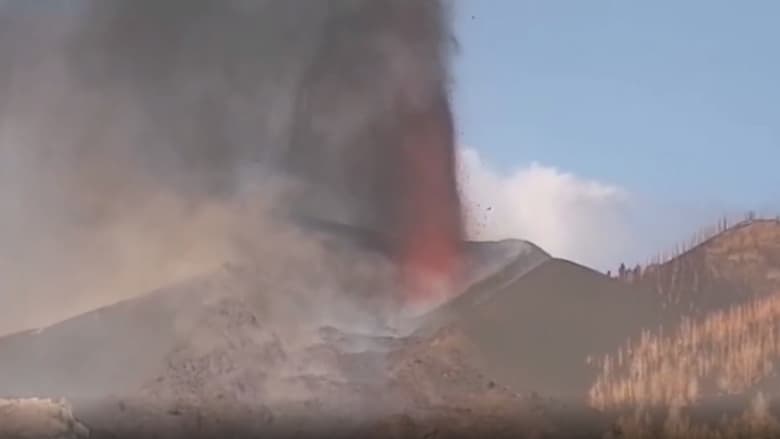 انفجارات وأصوات مرعبة.. شاهد لحظة خروج الحمم من فوهة بركان جزر الكناري عن قرب