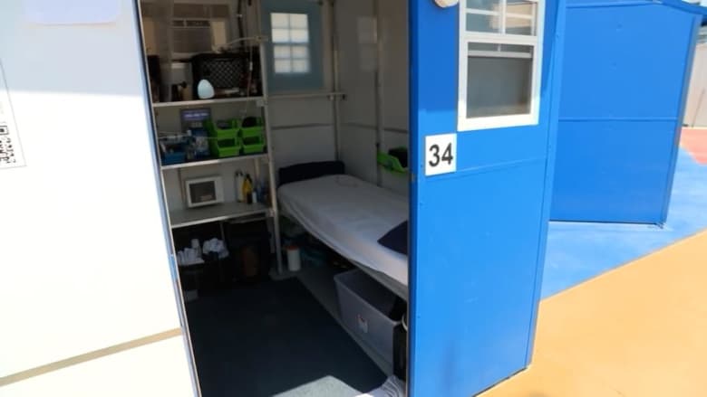 سرير وتكييف وخزانة.. منازل صغيرة لإيواء المشردين تمنحهم "الكرامة"