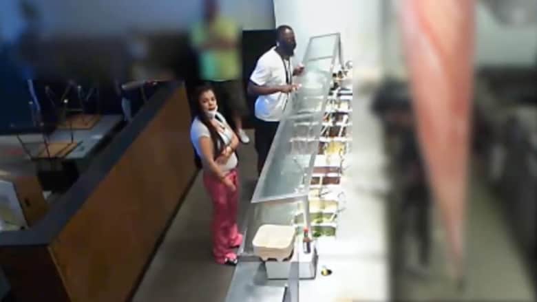 فيديو يُظهر زبونة غاضبة تشهر مسدسا في مطعم.. وتجبرهم على إعداد طعام لها قبل الإغلاق