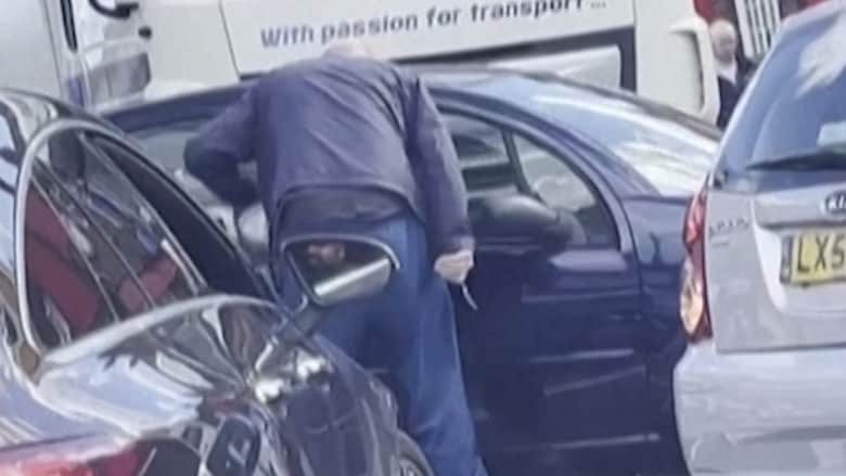 رجل غاضب يسحب سكينًا بعد أن تخطى سائق طابور الوقود في لندن