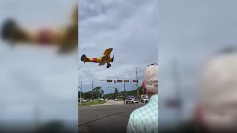 شاهد لحظة تحطم طائرة بعد إقلاعها بثوان في تكساس