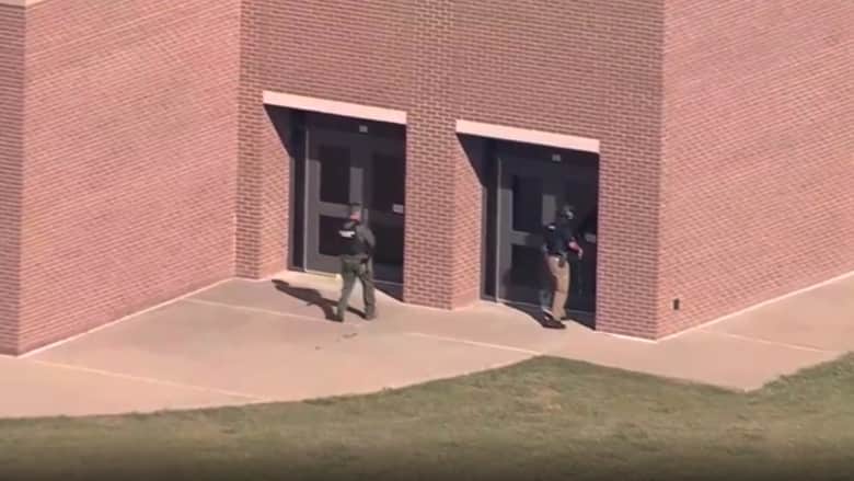 شاهد اللحظات الأولى بعد حادثة إطلاق نار في مدرسة بولاية تكساس