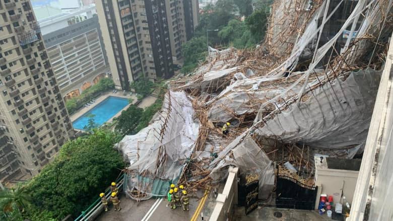 شاهد.. انهيار سقالة بناء ضخمة حول مبنى شاهق في هونغ كونغ
