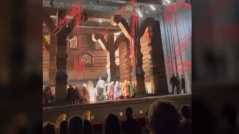 مقتل فنان روسي سحقًا أثناء عرض أوبرا في مسرح "بولشوي".. إليك ما حدث