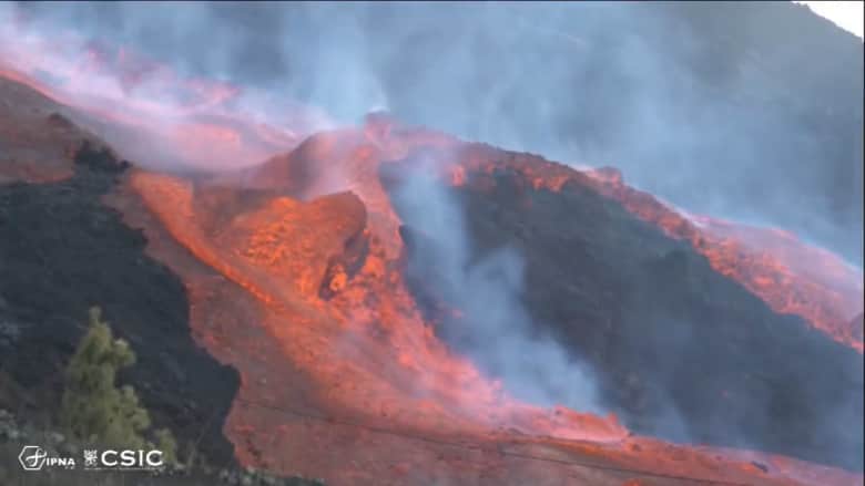 مشهد غاية في الروعة والهيبة للحمم البركانية المتدفقة على تلال جزيرة لابالما