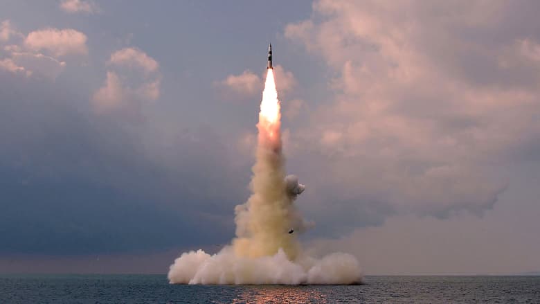 "أسطولها متقادم".. كوريا الشمالية تختبر صاروخًا باليستيًا من غواصة 