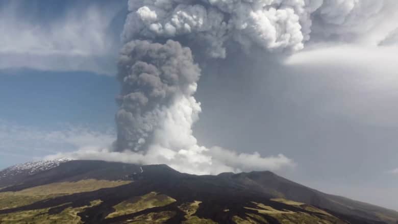 بركان جبل "إتنا" في إيطاليا يرسل أعمدة ضخمة من الرماد البركاني في السماء