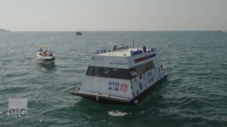 "سوبر ماركت" وسط البحر.. شاهد كيف تعمل هذه الكبسولات المستدامة في دبي