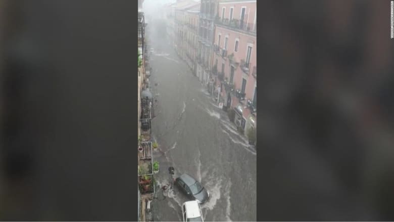 شاهد.. طرق مدينة إيطالية تتحول إلى أنهار بعد أمطار كثيفة