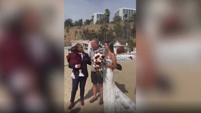 شاهد كيف فاجأ الممثل توم هانكس عروسان على شاطئ بكاليفورنيا