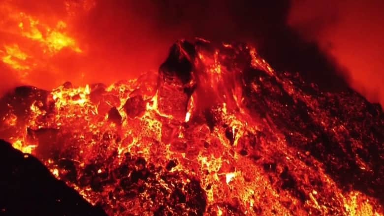 مشاهد من “الدرون” لفوهة بركان كومبر فيجا لحظة قذفه الحمم المنصهرة