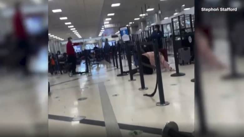شاهد لحظات الهلع والفوضى في مطار أتلانتا بعد إطلاق نار "بالخطأ"
