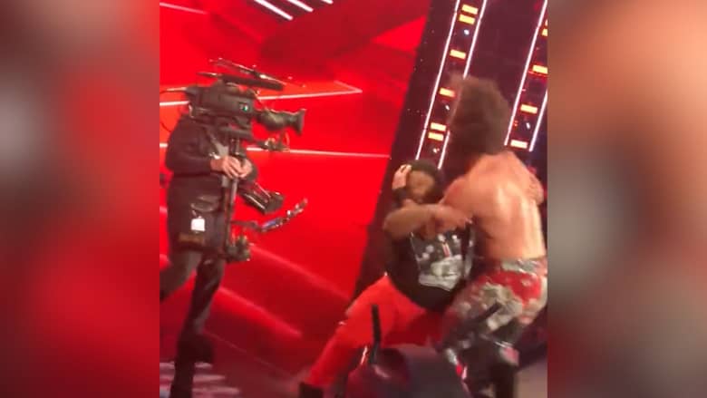 رجل يداهم مصارع WWE أثناء بث مباشر ويطرحه أرضًا بقوة.. شاهد ما حدث بعدها