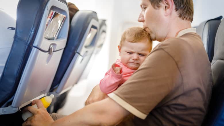 ماذا تفعل إذا بكى الأطفال على متن الطائرة؟ إليك أهم نصيحة