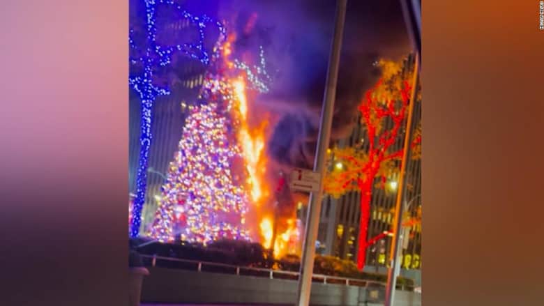 شاهد لحظة إشتعال شجرة عيد ميلاد عملاقة أمام محطة فوكس نيوز