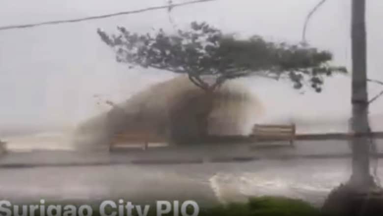 أمواج هائلة وأصوات مرعبة.. فيديو يوثق لحظات مرور إعصار مدمر في الفلبين