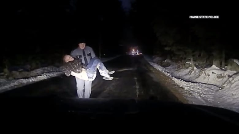 شرطي ينقذ مسنًا مصابًا بالزهايمر من الموت متجمدًا في خندق خارج الطريق