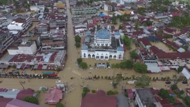 من الجو.. شاهد كيف غمرت الفيضانات إقليما في إندونيسيا