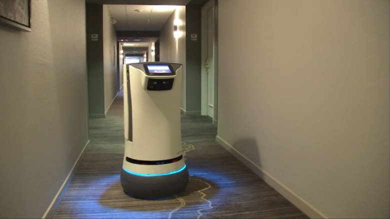 شاهد كيف تقدم الروبوتات خدمة الغرف للضيوف في الفنادق