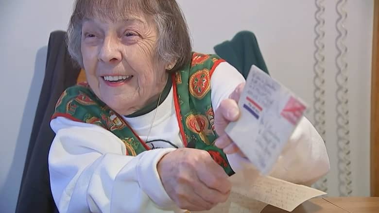 أرسلها خلال الحرب العالمية الثانية من ألمانيا.. سيدة تتلقى رسالة من زوجها المتوفي عمرها 76 عاما