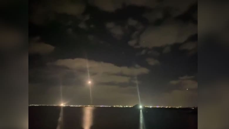 فيديو يظهر لحظة اعتراض دفاعات الإمارات صواريخ أطلقها الحوثيون