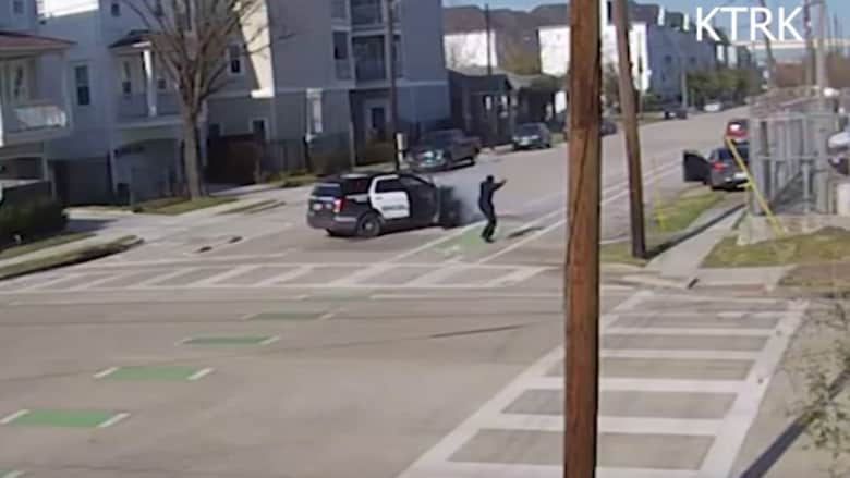 كاميرا ترصد لحظة هجوم مسلح على سيارة شرطة في وضح النهار في تكساس
