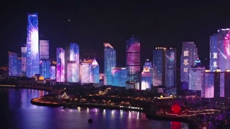 شاهد.. عرض ضوئي مذهل يضيء سماء الصين بمناسبة العام القمري الجديد