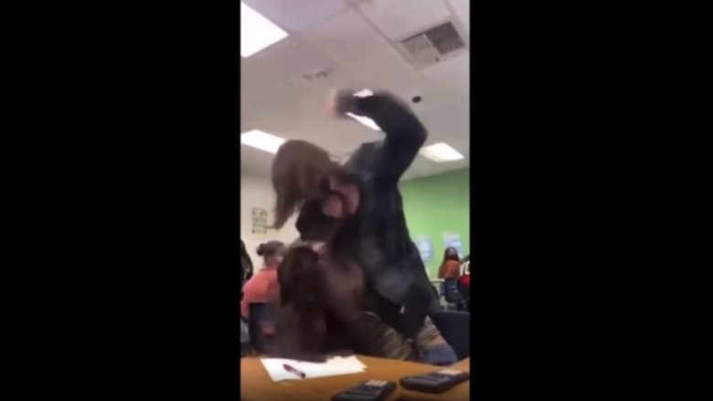 لكمات وصراخ.. كاميرا توثق ضرب طالبة لزميلتها بعنف داخل فصل دراسي