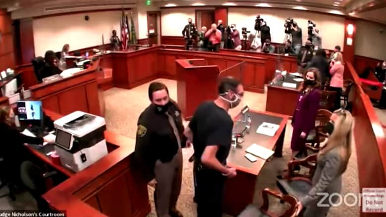 قاض أمريكي يمنع زوجين من تبادل القبلات في محاكمة ابنهما المتم بإطلاق النار