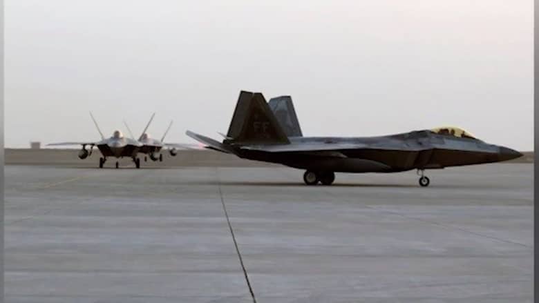 وصول مقاتلات أمريكية من طراز F-22  إلى قاعدة الظفرة بالإمارات