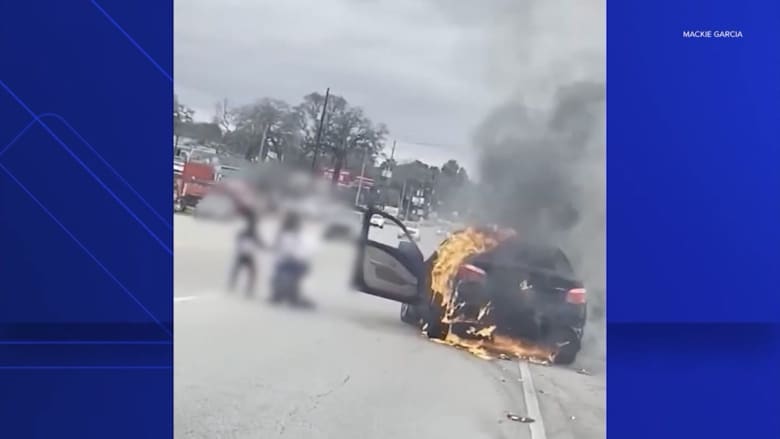 في اللحظات الأخيرة.. أم وطفلها يفرّان من سيارة مشتعلة قبل التهام النيران لها