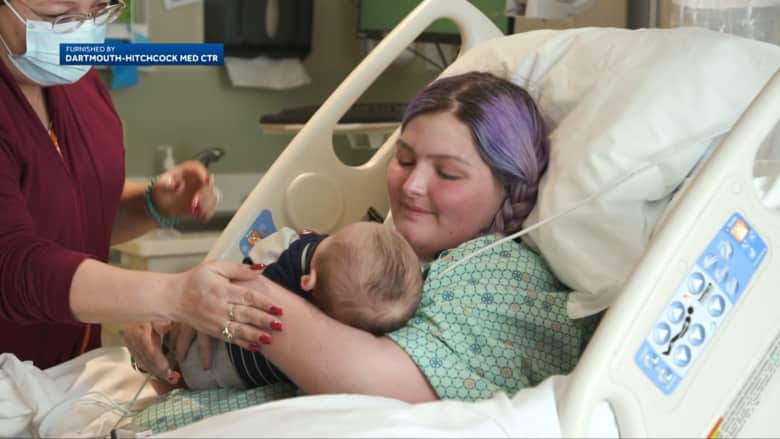 بعد شهرين من ولادته.. كاميرا توثق لحظة لقاء امرأة بطفلها لأول مرة بعد استيقاظها من غيبوبة